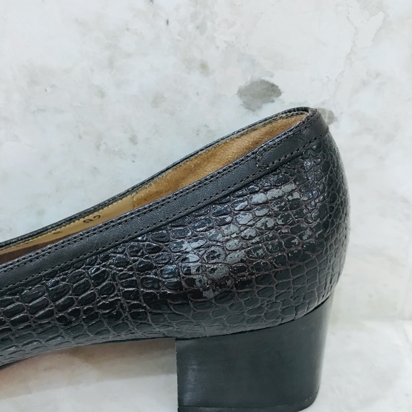 SALVATORE FERRAGAMO {8A2} Brown Embossed Leather Pumps - Picture 6 of 15